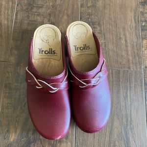 Trolls wooden clog slip on size 5